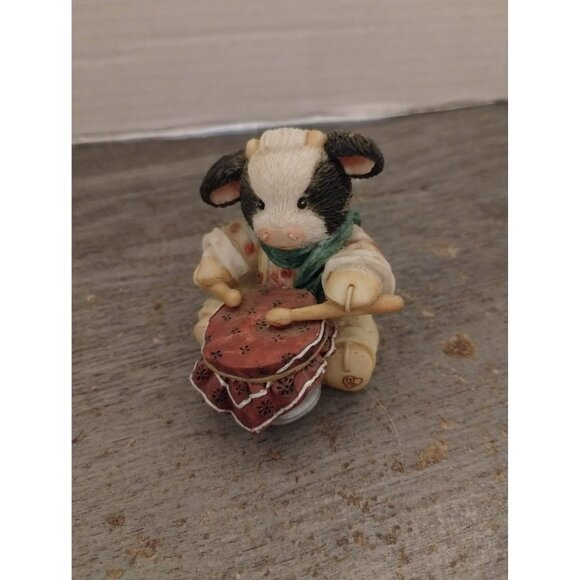 Charming Tails Figurine Cow Playing Drums From 1997 Enesco Marys Moo Moos Collec - Picture 1 of 5